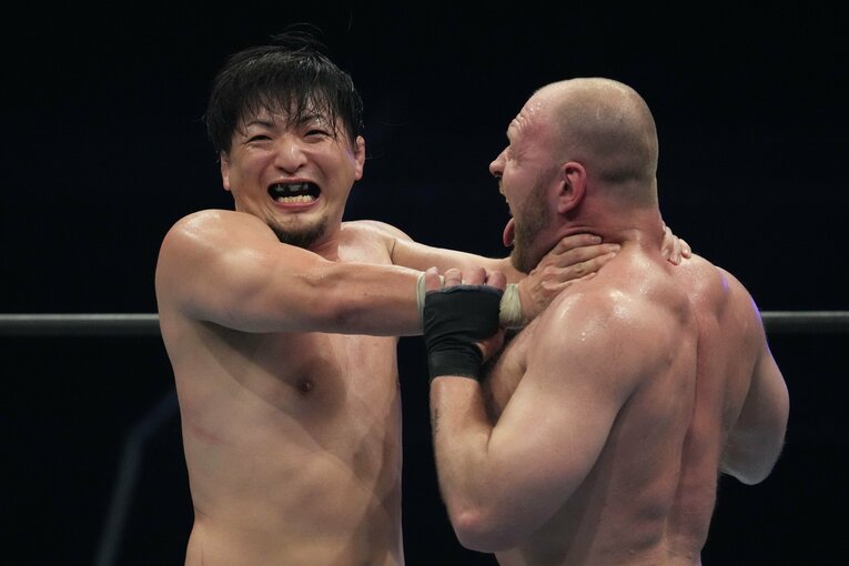ジョン・モクスリーにチョーク攻撃を見せる成田蓮　©Essei Hara