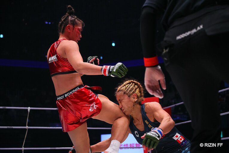 タックルに来た美憂の顔面をRENAの右ヒザが直撃。崩れたところにパンチの連打でフィニッシュ　©RIZIN FF