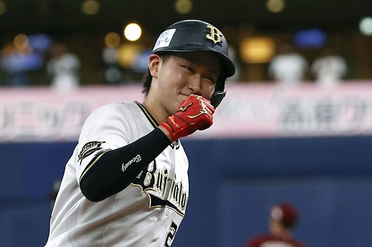 今季ショートのレギュラーに定着した紅林弘太郎。強肩を生かした守備やホームラン10本という記録は、さらなる飛躍を予感させる ／ photograph by KYODO