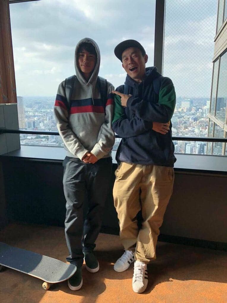 堀米雄斗と岡田さんは旧知の仲である（岡田さん提供）