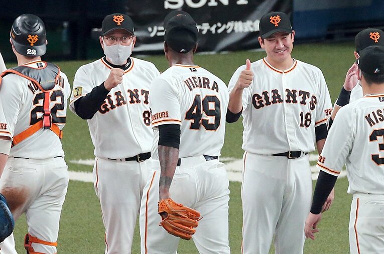 9月2日のヤクルト戦、最後を締めたビエイラを迎える、菅野智之と原監督 ／ photograph by Sankei Shimbun