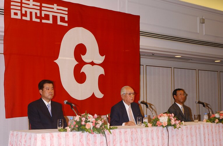 辞任発表の記者会見に臨む原辰徳監督（左）、渡辺恒雄オーナー（中央）、堀内恒夫次期監督　©JIJI PRESS