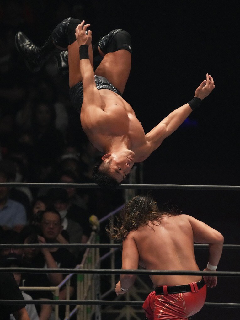 王者SANADAも飛び技で対抗する