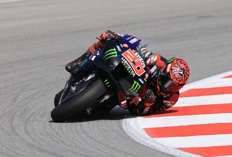 ヤマハのエース、ファビオ・クアルタラロの2022年の肩まで擦る走り　©SatoshiEndo