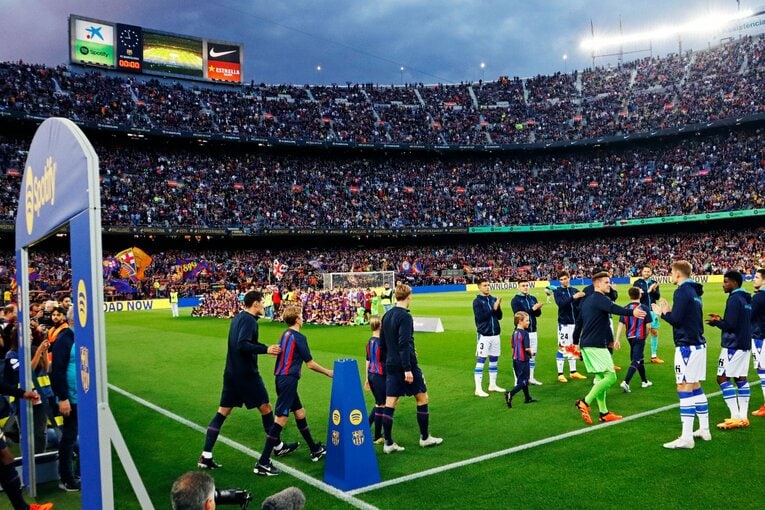 今季9点目！ 久保建英が凄まじい「バルサ撃破ドリブル、ブスケッツ退団・優勝セレモニーが同時に」カメラマンが見た“美しいカンプノウの夜”(9)