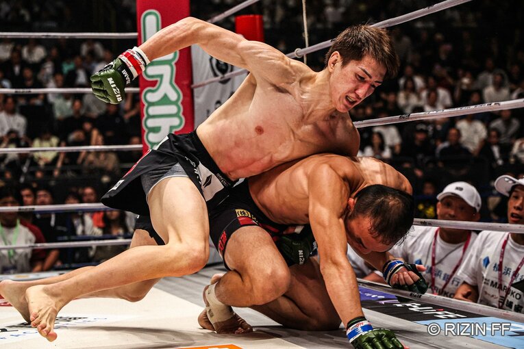 腰を落としたキム・スーチョルを攻める井上直樹　©RIZIN FF