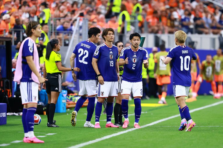 後半30分の3枚替え。龍後氏が代理人を務める小川選手、菅原選手が同時に　©JFA／AFLO