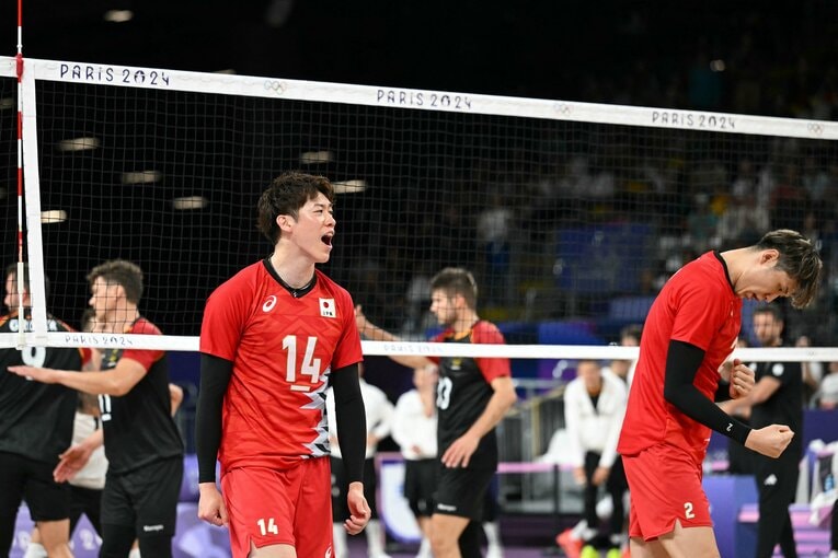 オリンピックでは、感情を隠さない小野寺太志（右）の姿が印象的だった　©︎JIJI PRESS