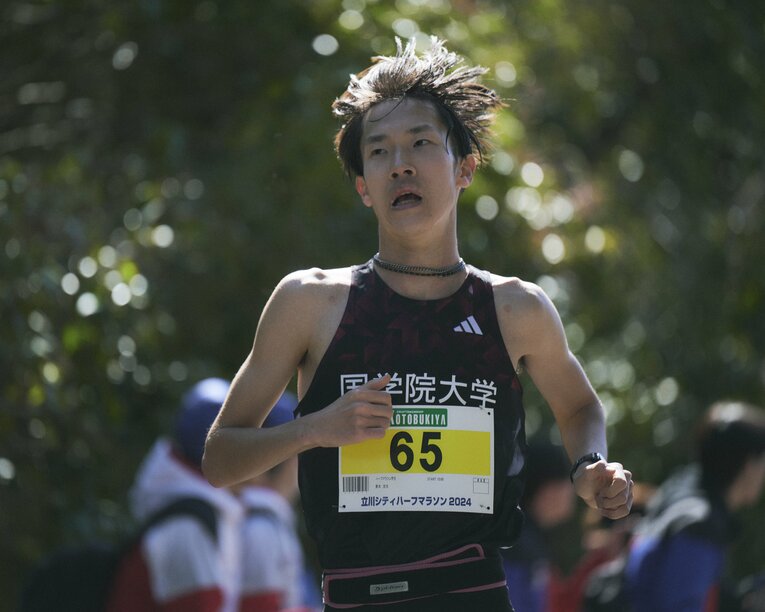 学生ハーフで63分09秒の記録で19位に入った3年生の青木洸生　©Yuki Suenaga
