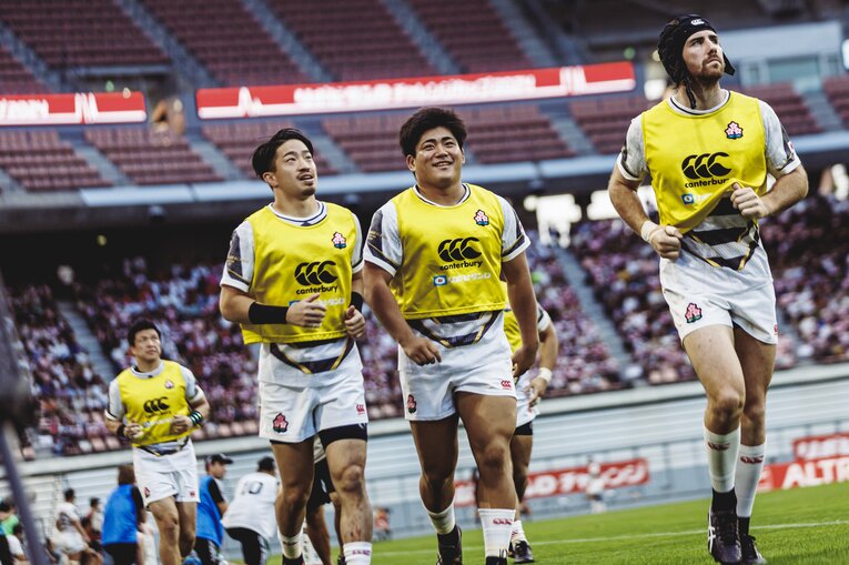 SH小山大輝（埼玉パナソニックワイルドナイツ）、HO佐藤健次（早稲田大学）©︎Kiichi Matsumoto