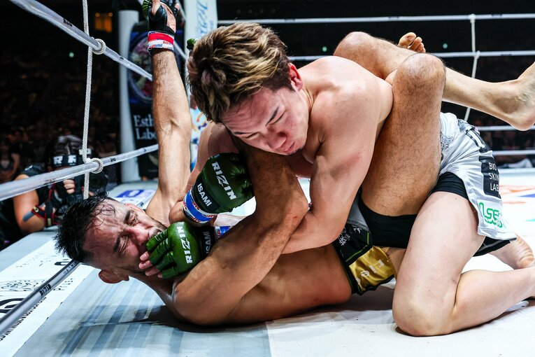 グラウンドでクレベルの顔にヒジを落とす朝倉未来　©RIZIN FF Susumu Nagao