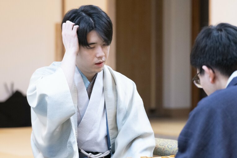 【藤井vs永瀬レア写真】負けても勝っても嬉しそう…2人の感想戦を見る（右に続きます）　©Keiji Ishikawa