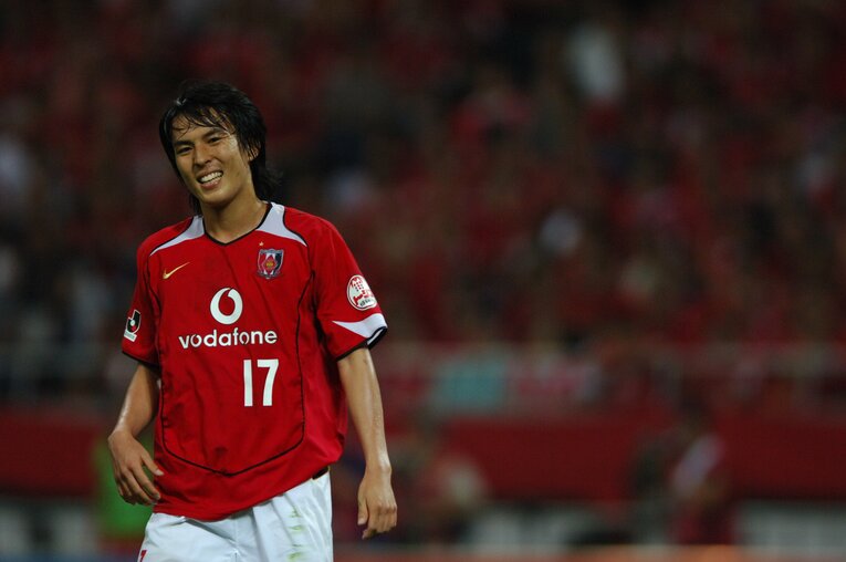 【長谷部誠の輝かしいキャリア】高校卒業後、2002年～07年まで浦和レッズでプレーした長谷部誠（写真は05年のJリーグで）　©BUNGEISHUNJU