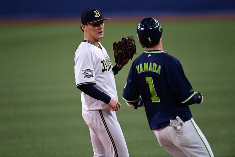 2021年日本シリーズで打ち取った山田哲人と言葉を交わす（1/2）　©Naoya Sanuki