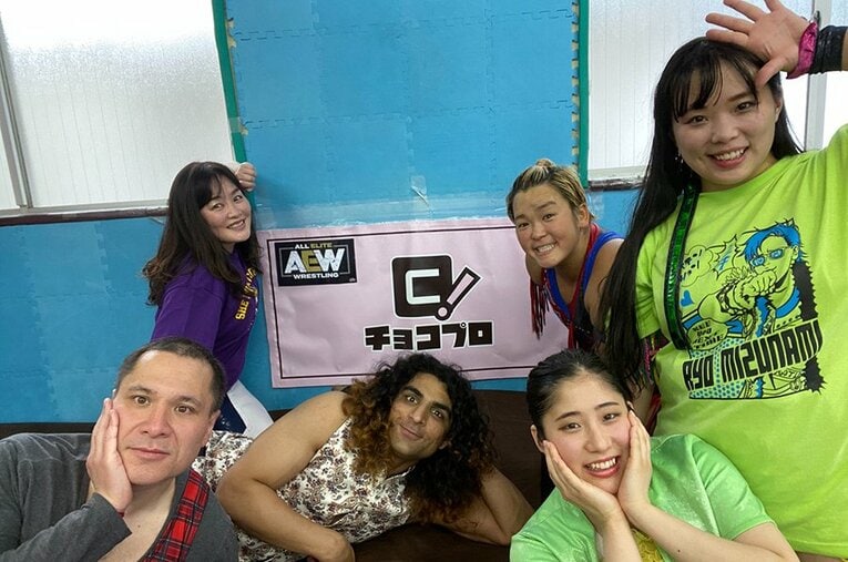 斬新なアイディアで常に話題を提供するさくら（後列左）。4月25日の大会ではAEW参戦経験のある実力者・水波綾と対戦した。 ／ photograph by （C）Chocopro