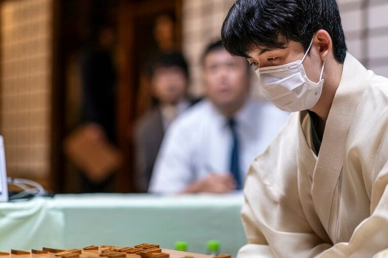 感想戦での藤井七冠（3枚中の2枚目）　©Takuya Sugiyama