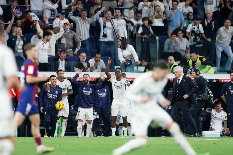 ホイッスルの瞬間、微動だにしないトニ・クロース（右端）に注目