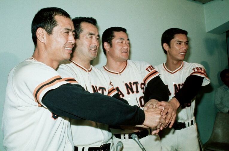 セ・リーグ2連覇時の（左から）王貞治、長島茂雄監督、張本勲、小林繁　©JIJI PRESS