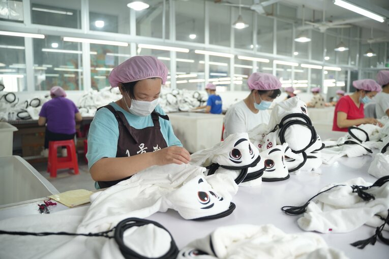 カタールW杯の公式マスコット「ライーブ（La'eeb）」のぬいぐるみ。中国の工場で作られている（11月撮影）　©Getty Images