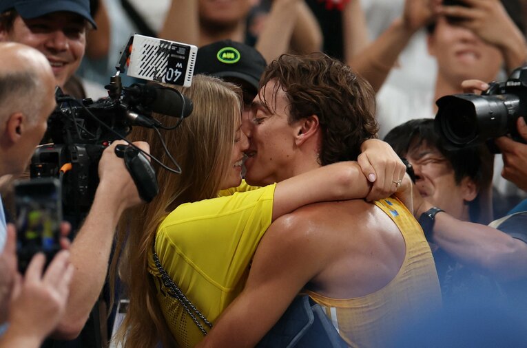 世界新記録達成後には人気モデルでもあるフィアンセとキスシーンの一幕も　©AFLO