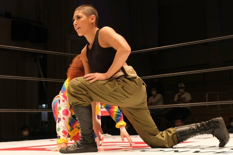 ジュリア「坊主頭」での出直し　元アイドルに敗れバリカン刈りも…悲壮感なき“闘う女”スタイルがカッコよすぎた(10)