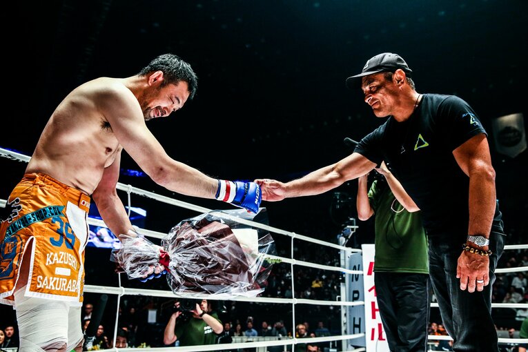 RIZINの旗揚げ興行で桜庭に花束を贈るヒクソン・グレイシー　©RIZIN FF Susumu Nagao