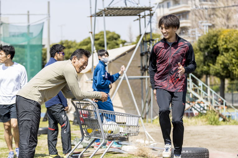 森長コーチと笑顔で会話する橋岡（21年3月）©︎Kiichi Matsumoto
