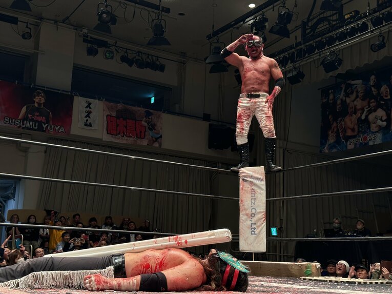 スワイプすると「エル・デスペラードvs葛西純」など激闘写真をご覧になれます　©Norihiro Hashimoto