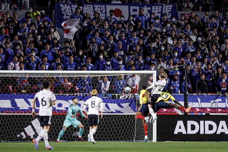 コロンビア戦、上田綺世のヘディングシュート（3枚目／全3枚）©Kiichi Matsumoto/JMPA