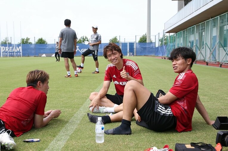 合宿の練習後、リラックスした表情でカメラに向けてポーズを取る板倉滉。チームの潤滑油の役割を担う ／ photograph by JFA/AFLO