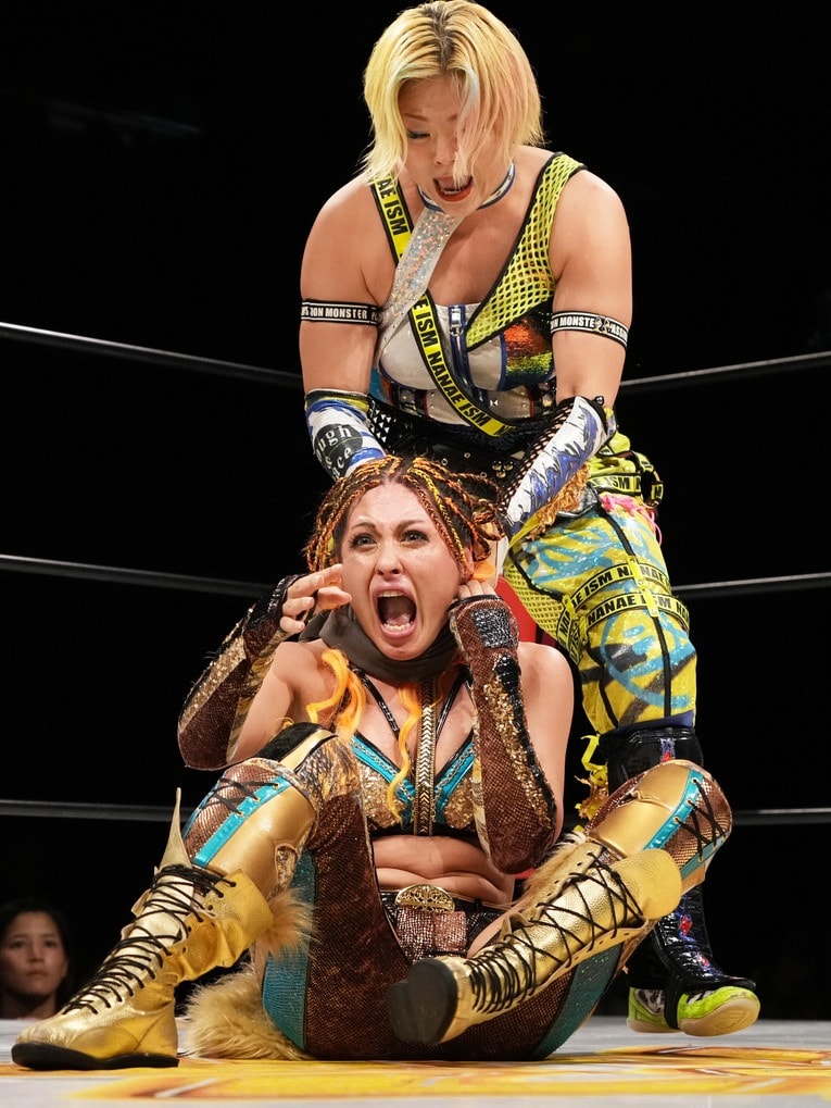 ジュリアを襲う高橋奈七永　©Essei Hara