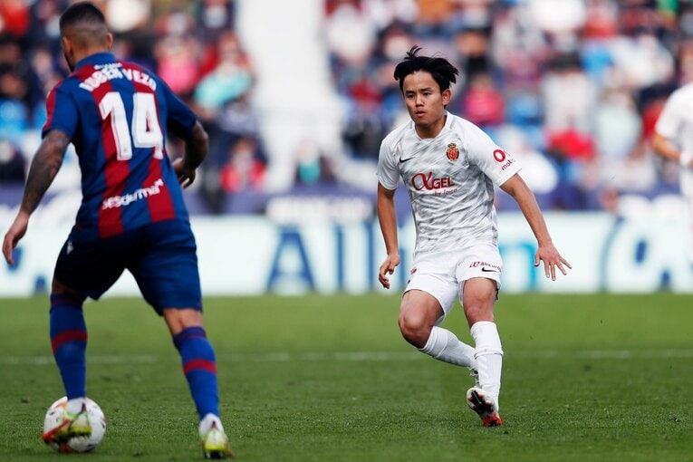 敵地の少年ファンから「KUBO！」と声が飛ぶ人気の中… 久保建英が“万全でなくても”フル出場で頼られた理由〈撮影者の視点〉(24)