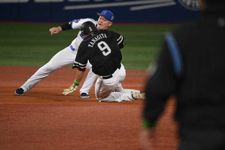 日本シリーズ第1戦、盗塁を試みる柳田悠岐　©︎Naoya Sanuki
