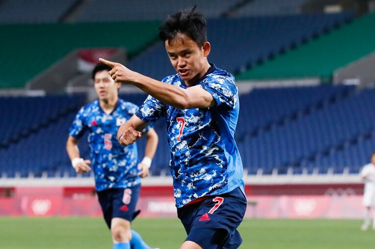 2-1で難敵メキシコを退けた日本。ただ終盤には直接FKから失点し、その試合運びには課題も見えた ／ photograph by Getty Images