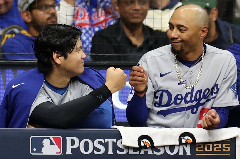 【“テレビに映らない”大谷写真】第1戦、大谷とベッツがグータッチ　©Getty Images