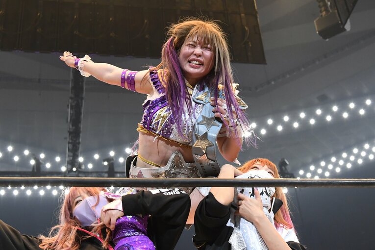 2021年3月3日、ジュリアとの髪切りマッチを制して白いベルトを肩にかける中野たむ