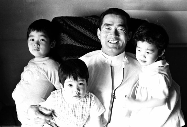 子どもたちと戯れる長嶋茂雄　©BUNGEISHUNJU