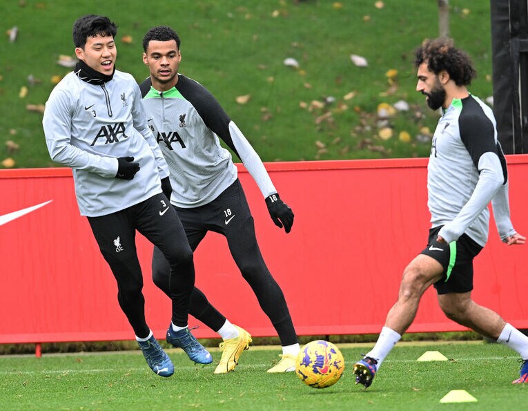 サラーらと楽しそうにトレーニングする遠藤　©John Powell/Getty Images