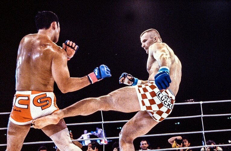 当時、立ち技と総合格闘技を両立していた強豪ミルコ。強烈なローキックを桜庭に叩き込む