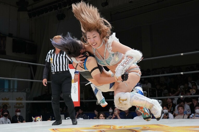 MIRAIにSTOを放つ桜井麻衣。8月30日、後楽園ホール　©Essei Hara