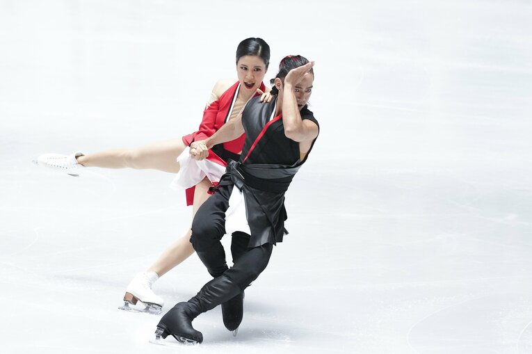 NHK杯SPで演技を行う村元＆高橋