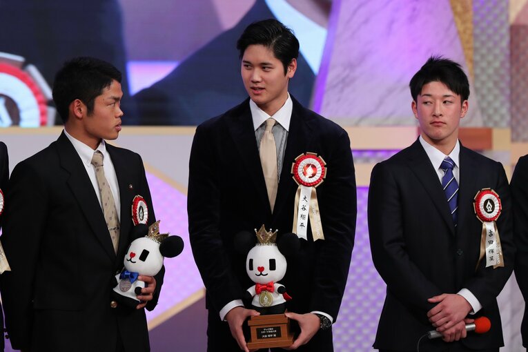 2019年1月、「テレビ朝日ビッグスポーツ賞」の表彰式に出席した大谷翔平と、高校時代の吉田輝星、根尾昂　©JIJI PRESS
