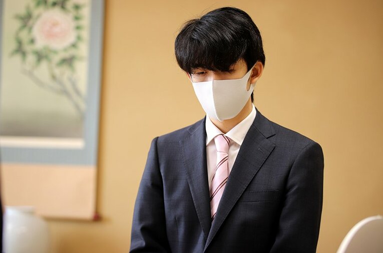 第80期順位戦B級1組1回戦、三浦弘行九段に勝利した藤井聡太王位・棋聖（撮影別日／代表撮影） ／ photograph by Japan Shogi Association