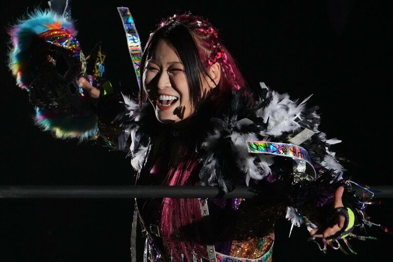 「雨ニモマケズ」のガウンで入場するイヨ・スカイ　©Masashi Hara