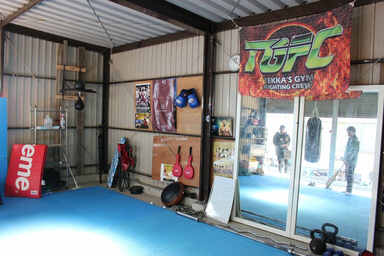 ガレージを改築した手作り感満載のプライベートジム　©Number Web