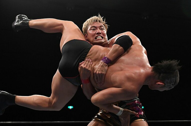 IWGPヘビーという最強のベルトを持つ男として、この夏こそは、並み居るライバルたちにその圧倒的な力を見せつけたいはずのオカダ。 ／ photograph by Essei Hara