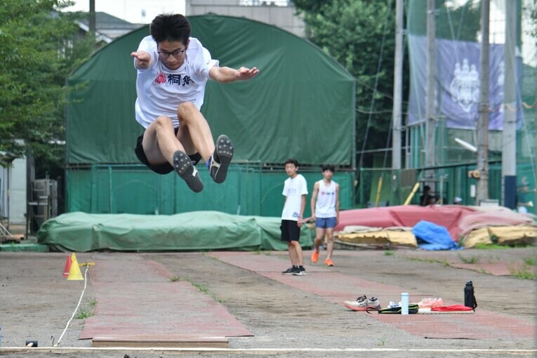 トレーニングに励む現在の桐朋中高陸上部のメンバーたち　©Hideki Sugiyama