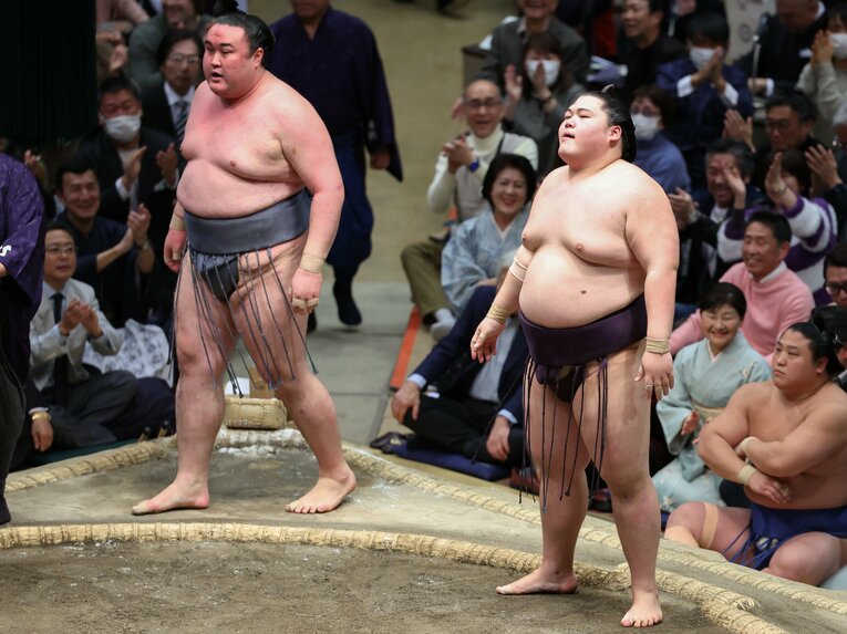 今場所千秋楽、王鵬（右）が金峰山を押し出しで下し、優勝に望みをつないだシーン　©JIJI PRESS