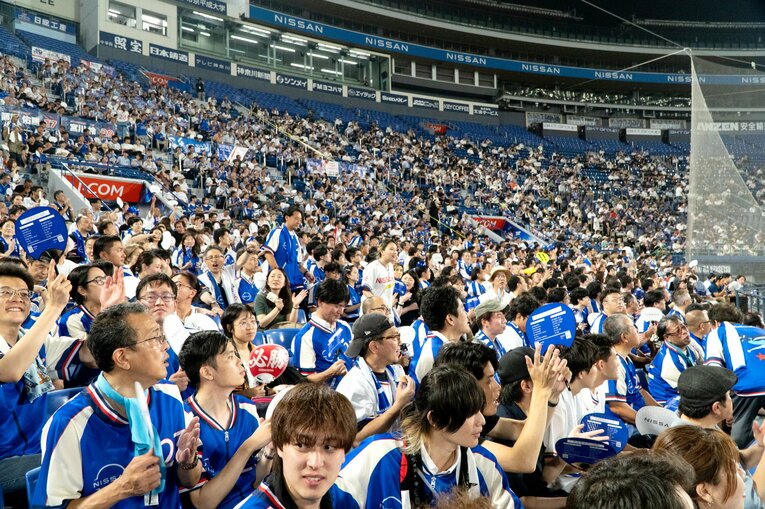 横浜スタジアムには日産の応援団として多くの人々が詰めかけた　©NISSAN