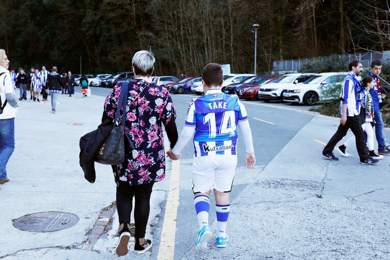 「TAKE 14」ユニ少年の期待に応えて…前髪イメチェン久保建英のW杯後ソシエダ初戦「ゴールへの気迫＋守備」を撮った〈写真多数〉(56)